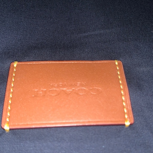 This is my newly used coach travel bag im just lookin to get sum extra cash - Picture 6 of 7